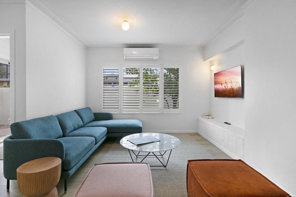 Mediterranean Surfers Paradise Townhouse With BBQ