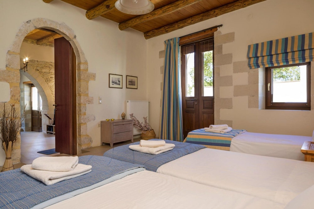 Cozy Holiday Home With Pool and Whirlpool in Maheri
