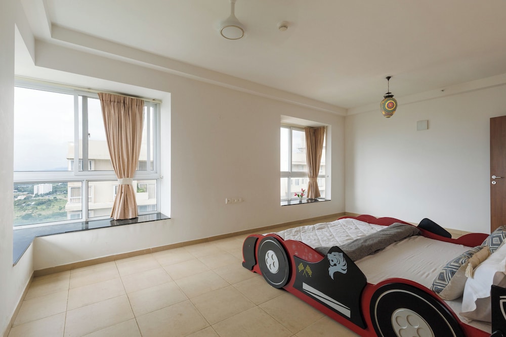 Skyline Haven by Red Olive4bhk30mins Airport