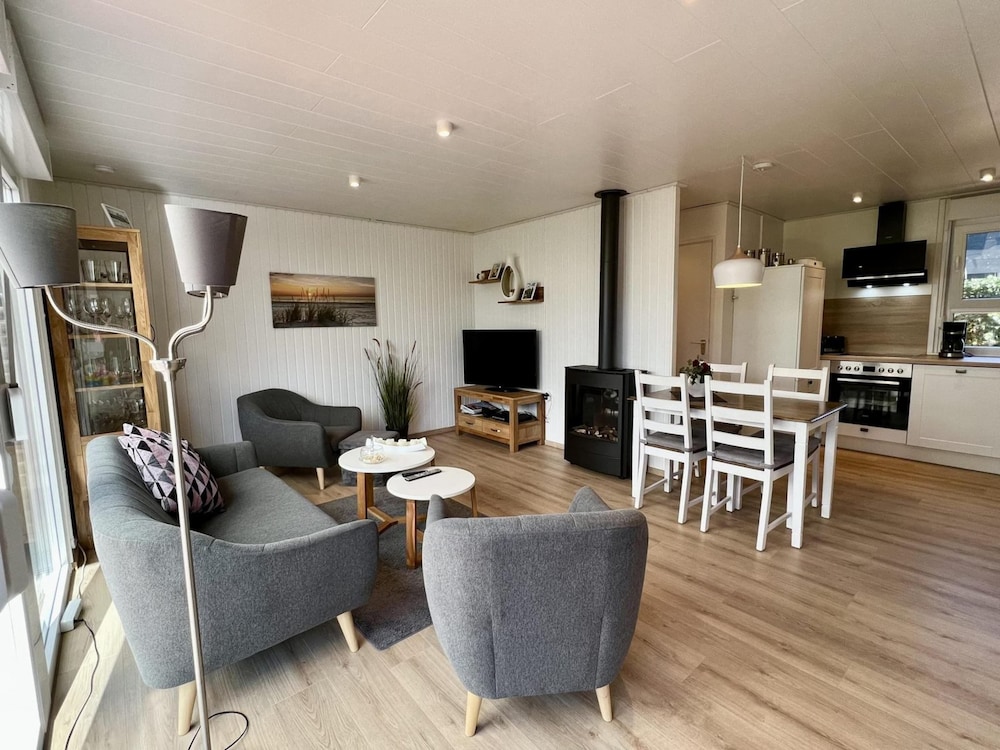 Spacious Bungalow With Garden in Park Eureka