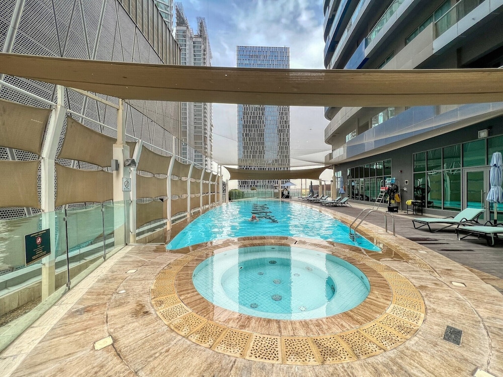 Amazing 1 BR Apartment Damac Mall Street