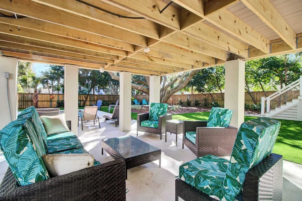 Walk to the Beach + Private Pool, Rooftop Terrace, Balcony 3602 Cameron