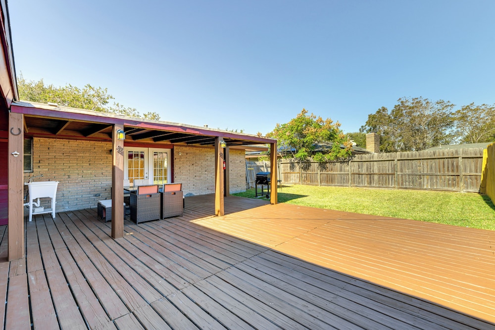 Game Room & Grill: Family Home in Corpus Christi!