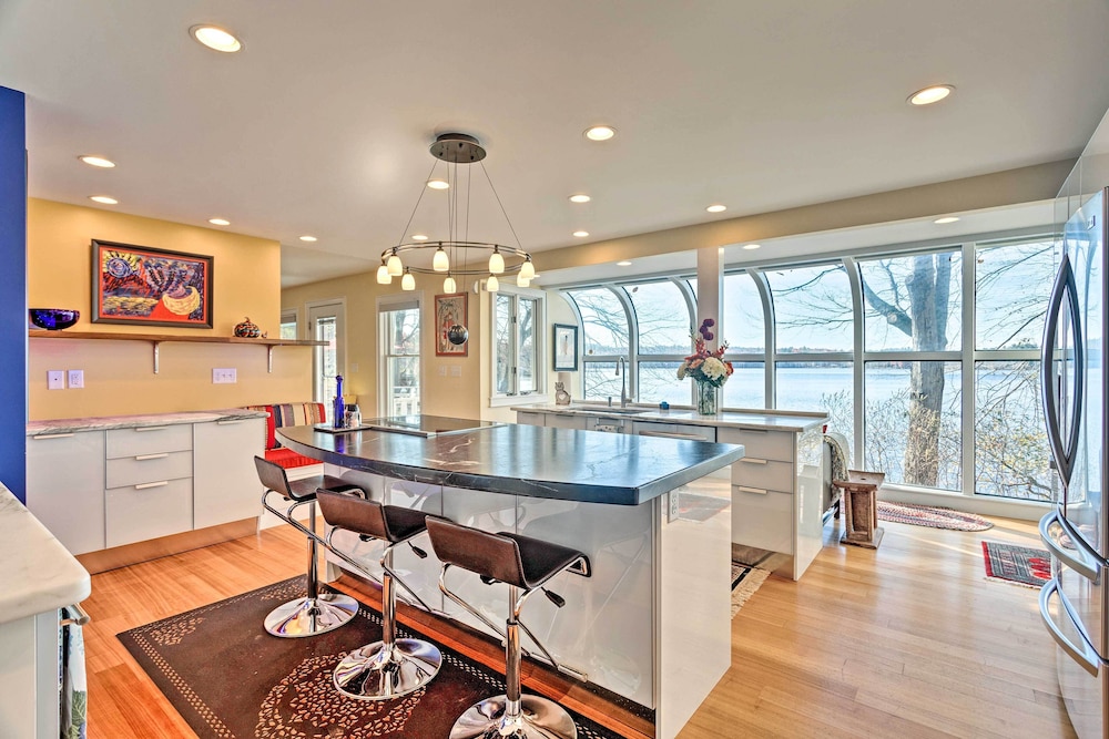 Vibrant Sterling Lakefront Lodge w/ Kayaks