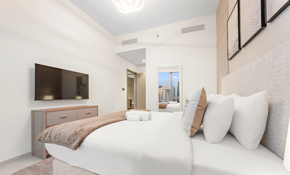 SML Vacation Homes - Sky High Apartments with Burj Khalifa and Dubai Fountain Views @ Grande Signature, Downtown Dubai
