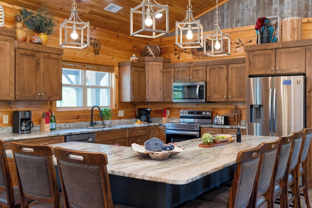Evergreen Echo by Avantstay Cabin w/ Mountain Views, Theater, Game Room, and Hot Tub