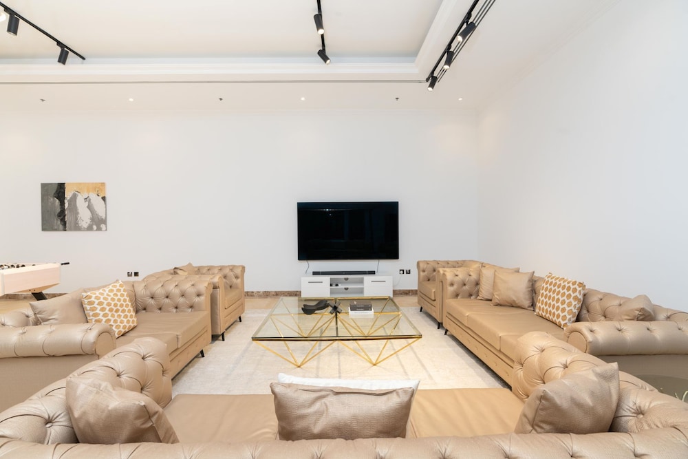 4BR Maid Penthouse w Pool and Jacuzzi