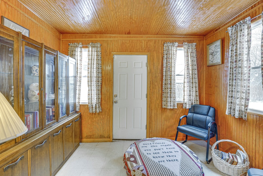 15 Mi to Dtwn Detroit: Cozy Family Home w/ Yard!