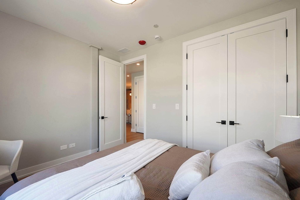 Chicago Modern Condo 2br2ba Balcony Free Park