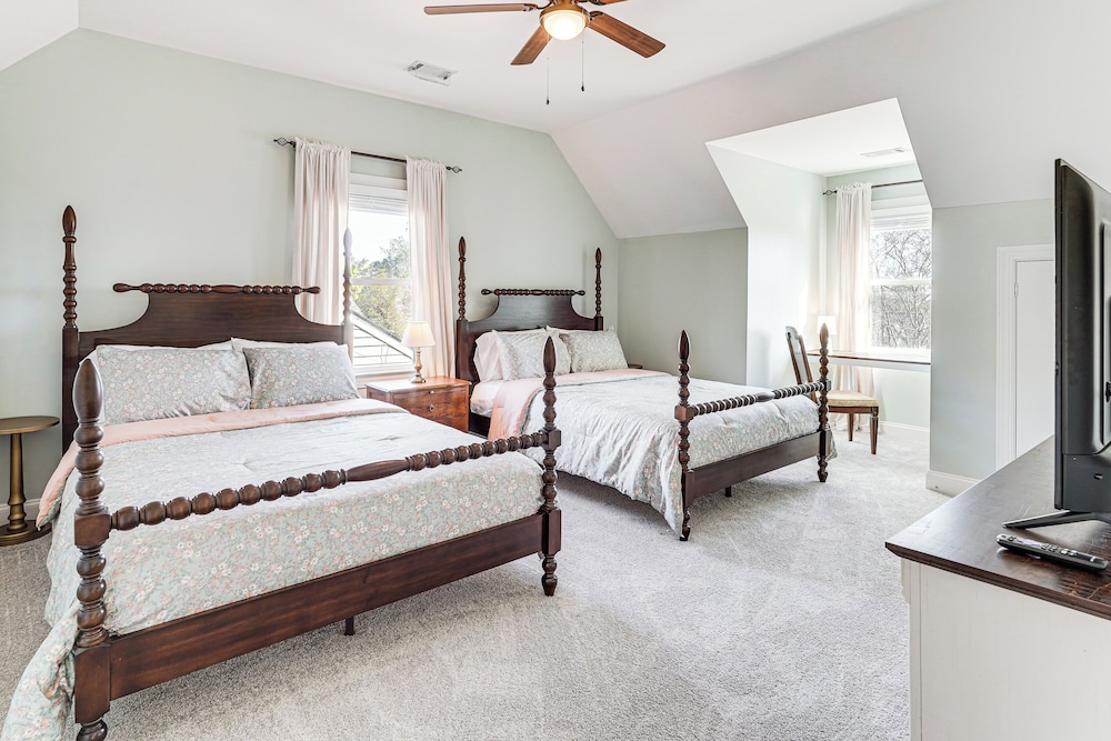 Summerville Historic Bungalow w/ Hot Tub