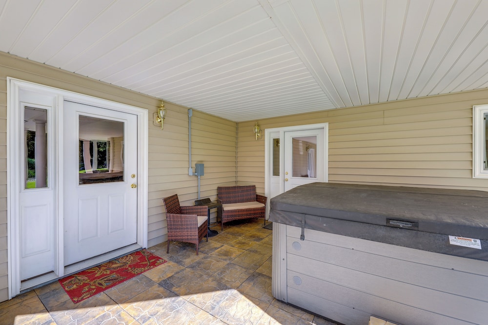 Walk to Happy's Inn & Lake Access: Libby Apartment