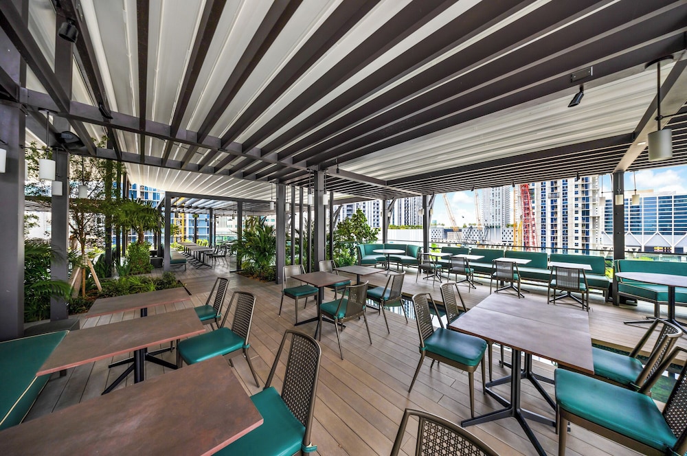 Chic Downtown 1BR with Stunning Views