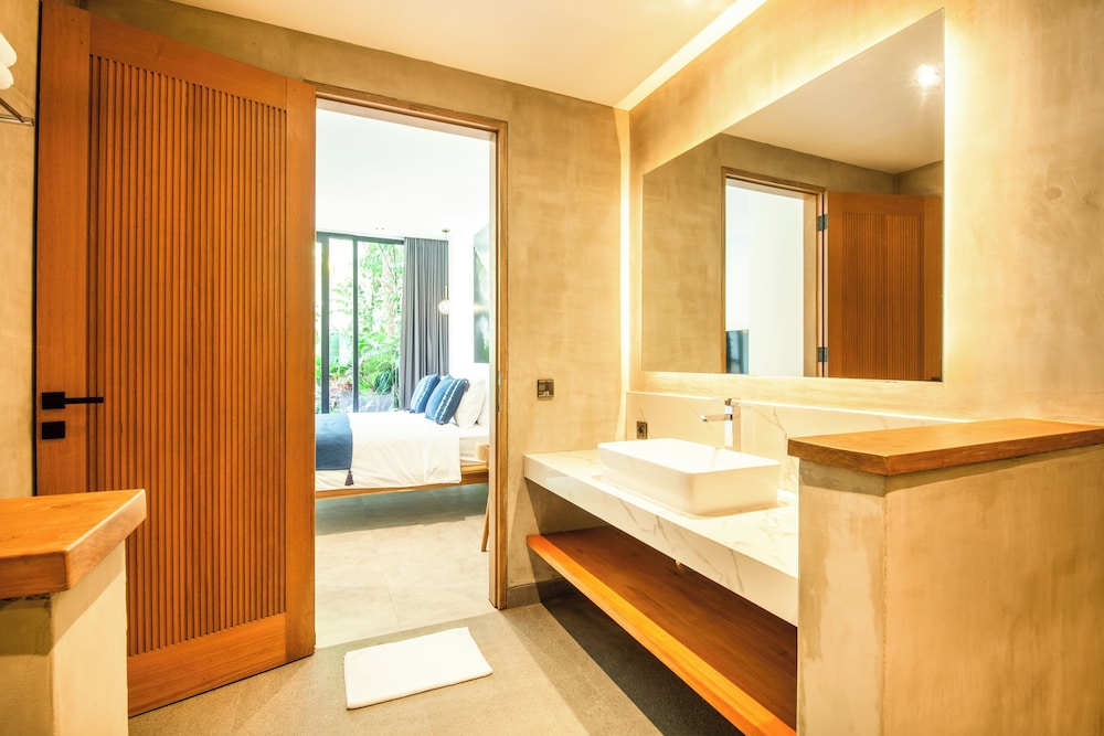 Seaside Escape: 4BR Villa, 190m to Canggu Beach