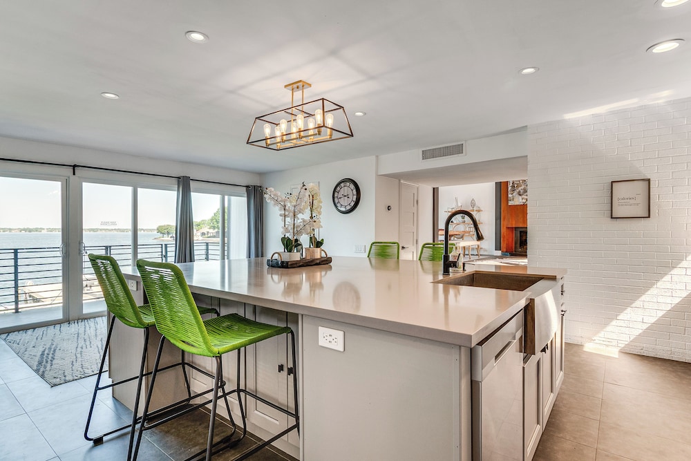 Luxe Family Gem in Montgomery: 'the Lake House!'