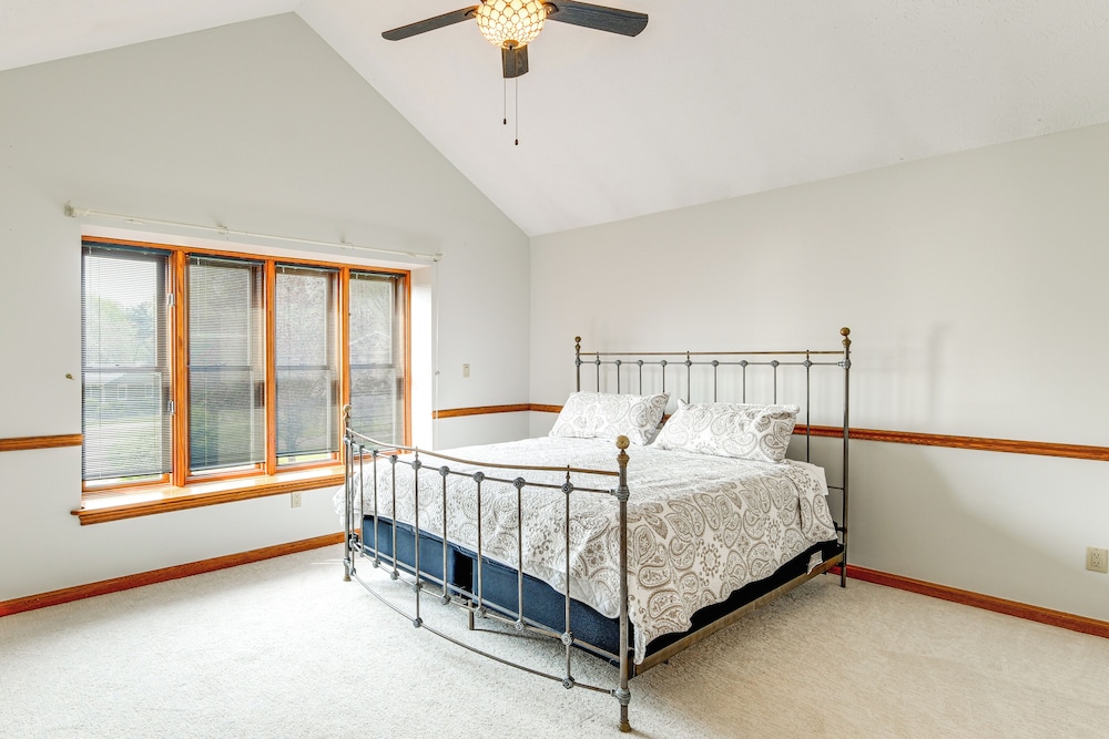 Bike, Fish, Golf & More: Stately Tudor in Mogadore
