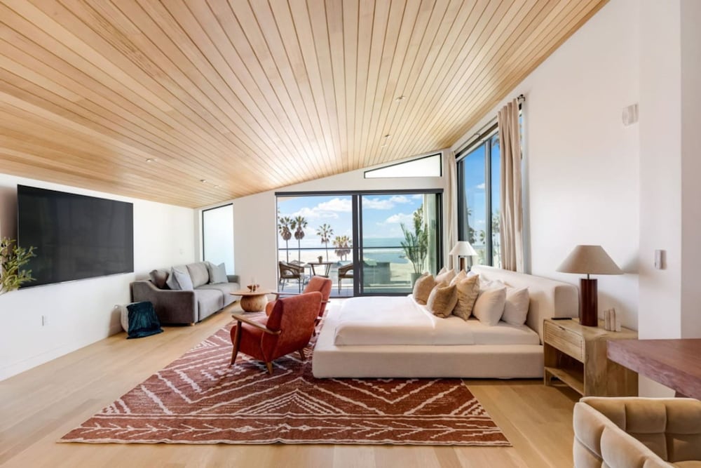 The Santa Monica Sunset - Beachfront Luxury