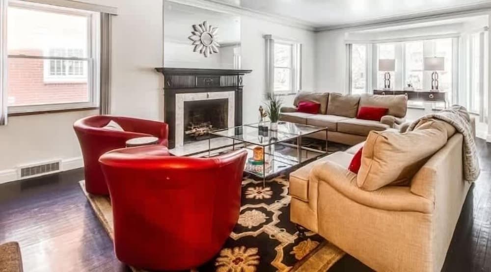 Spacious 5br Sleeps 10 University District 5 Bedroom Home