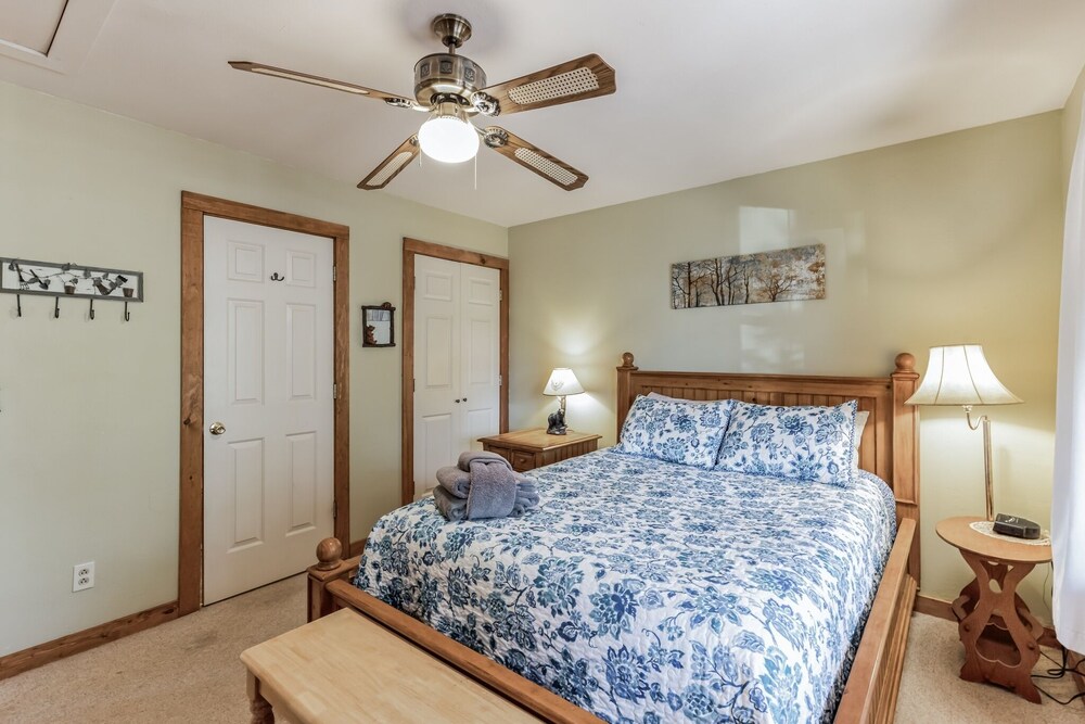 A Cozy 2br Log Cabin Getaway-mirror Lake-fireplace 2 Bedroom Cabin by Sunscape Property Management view 2