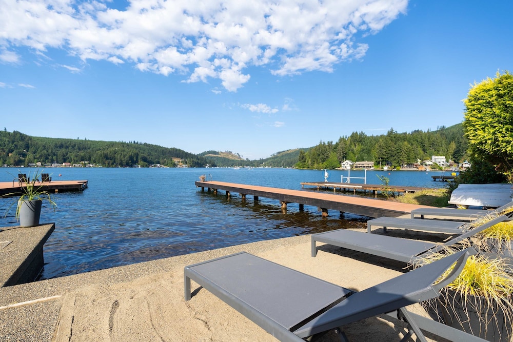 Lakefront Luxury Stunning Views Dock Hot Tub