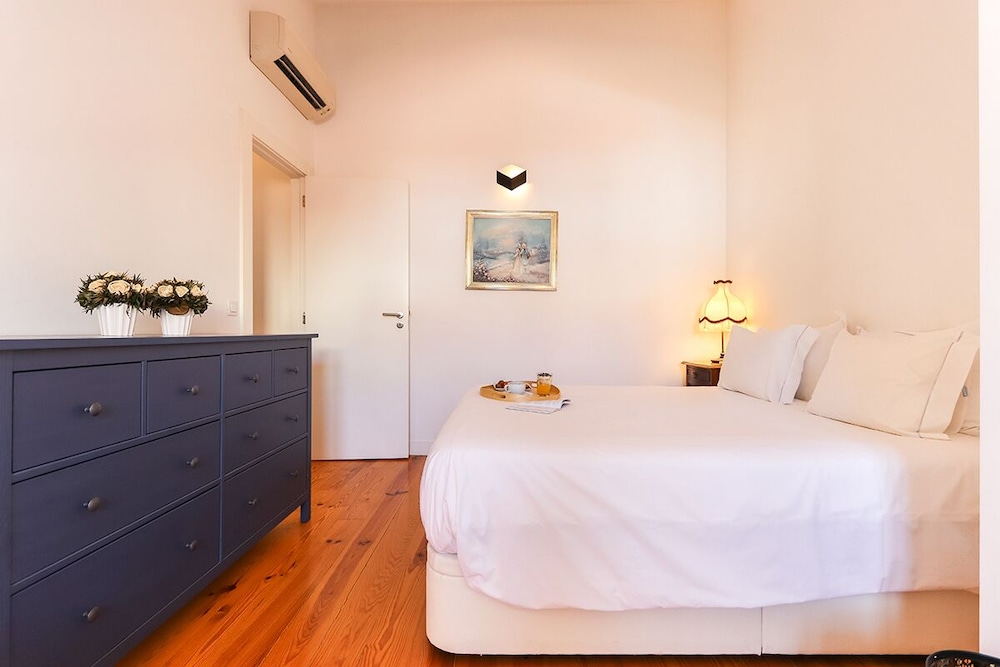 JOIVY Bold & classy 2BR home w/balcony in Baixa, moments from shopping streets view 5