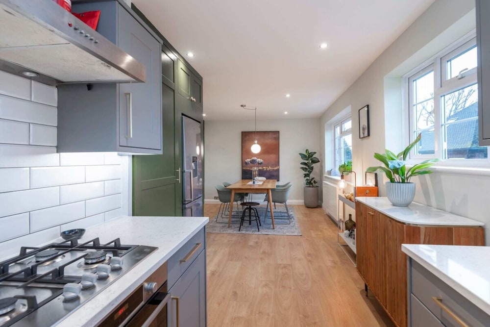 2 Bedroom Apartment - 200m From Richmond Park view 2