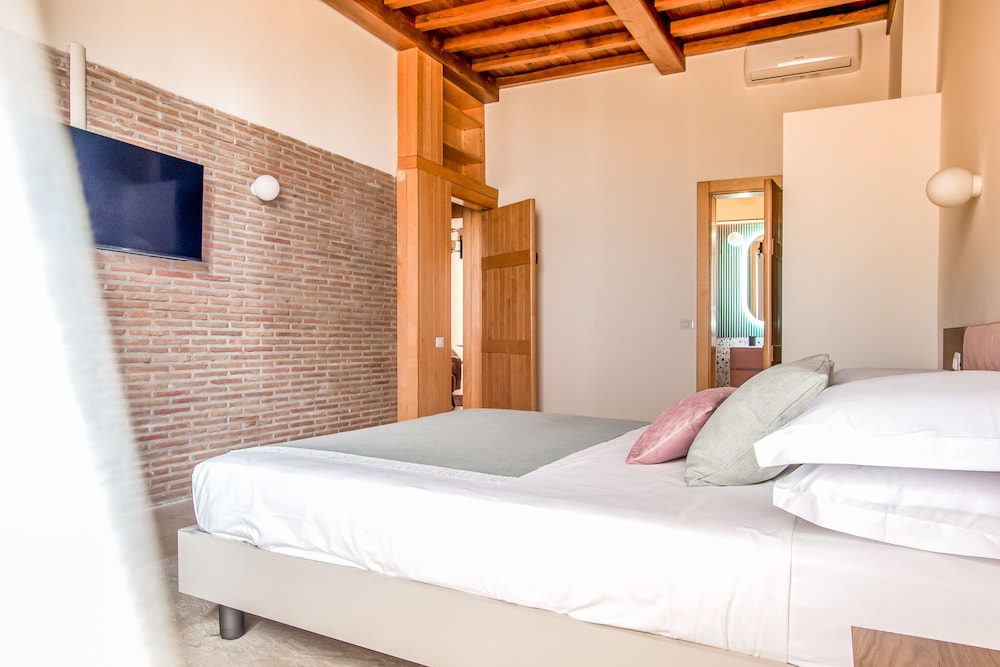 Grand Master Suites
