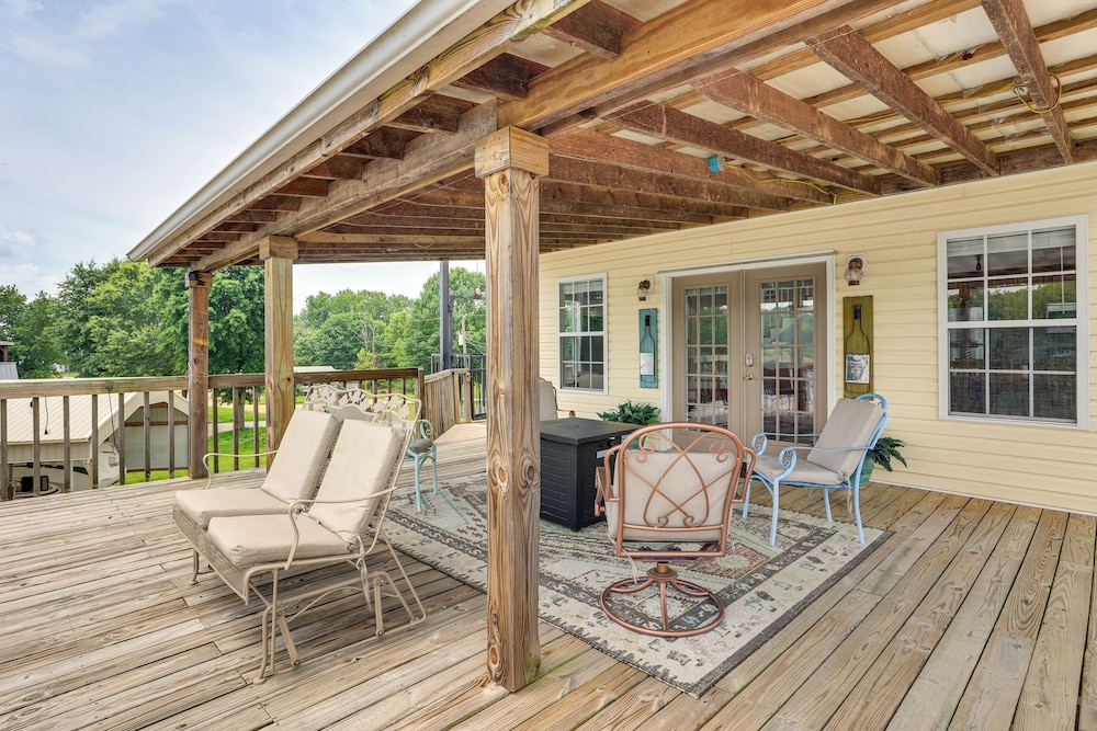 Tennessee River Retreat: Multi-level Deck & Views