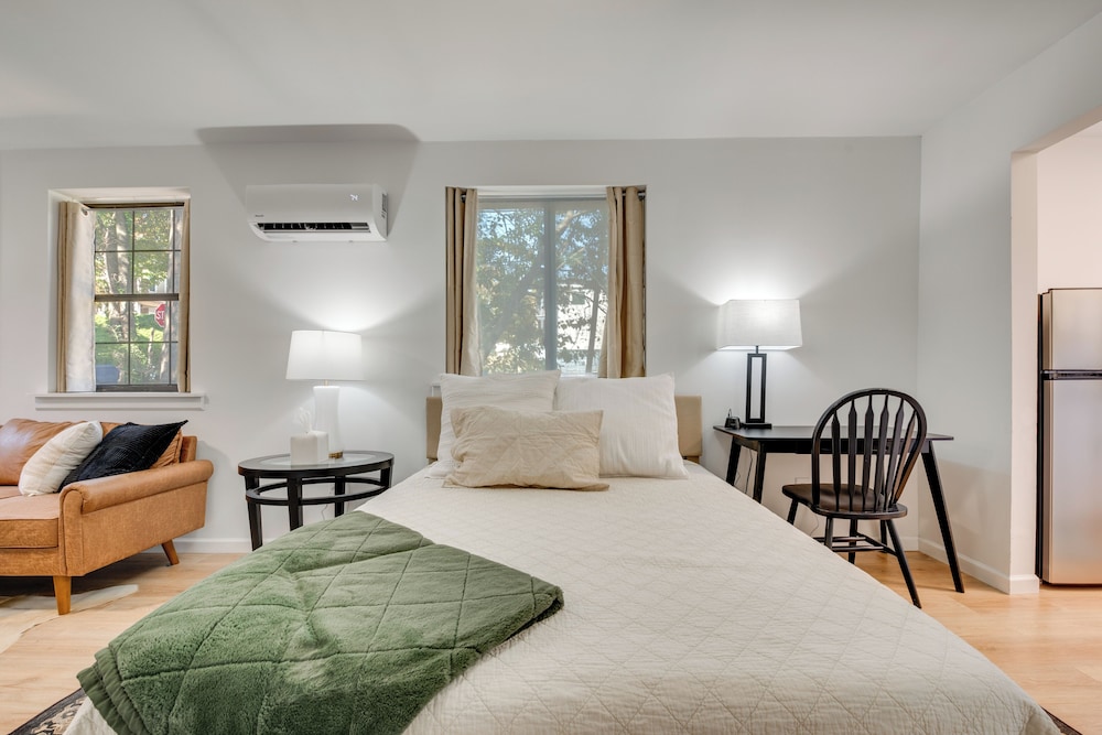 2 Mi to East Atlanta Village: Cozy Studio w/ Porch