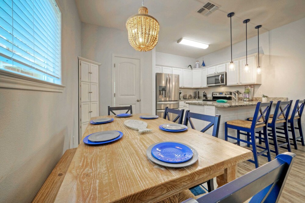 Sleeps 29, 3 Homes Beachside Resort Pool, Walk to the Beach