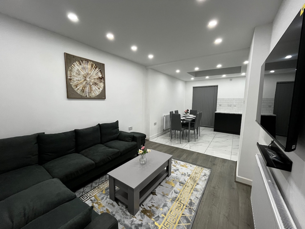Spacious 4 Bed Home - Sleeps 7, Garden & Parking