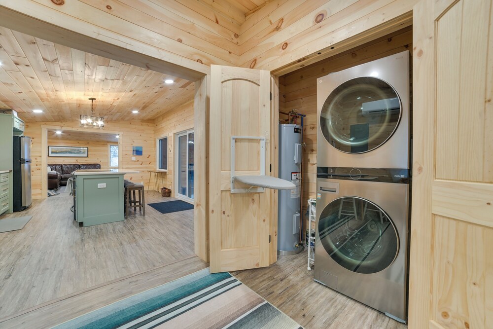 8 Mi to Sleeping Bear Dunes: Creekside Cabin