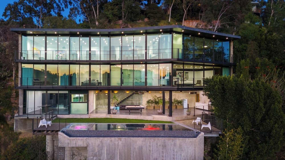 Glass Mansion - Chic Glass Villa in LA Hills With Views, Style & Serenity