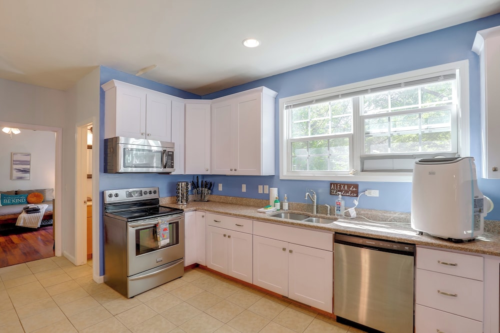Family Home w/ Game Room, 3 Mi to Dtwn Asheville!