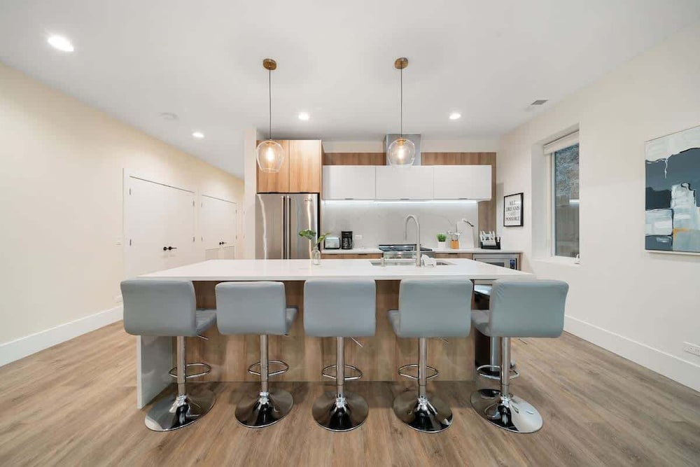 New Two Bed Condo by United Center With Balcony