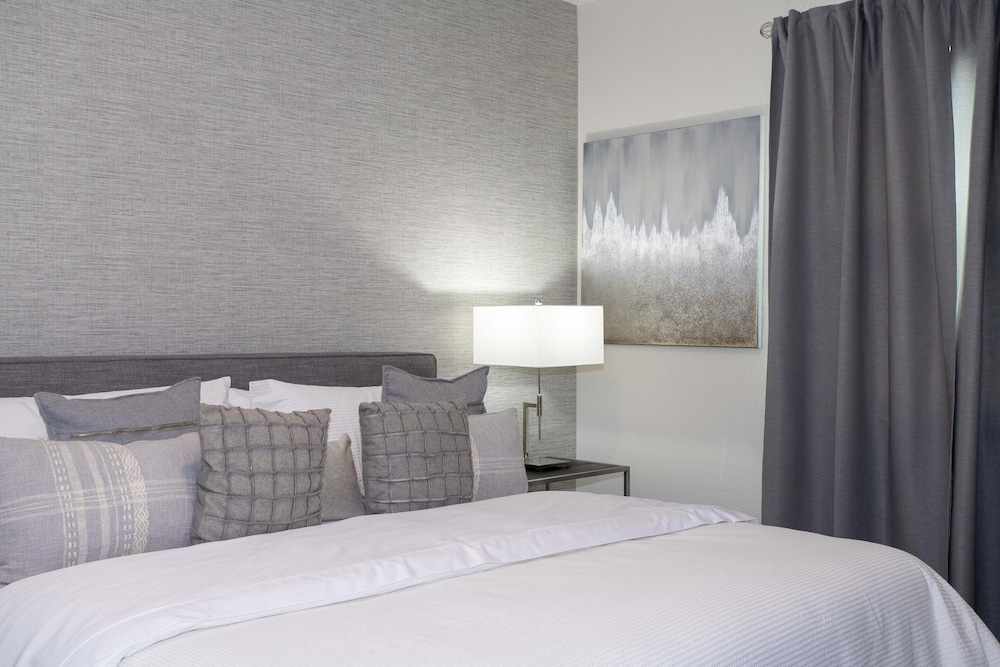 Super Luxury Home With Cinema and Game Room Near Disney - Image 2