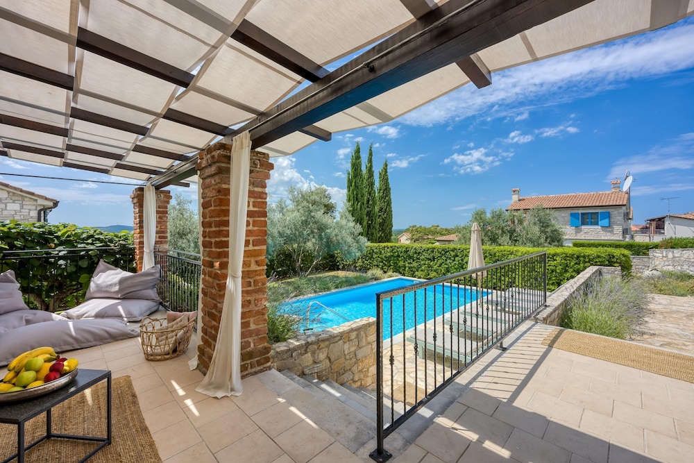 Vila Aryana With Pool