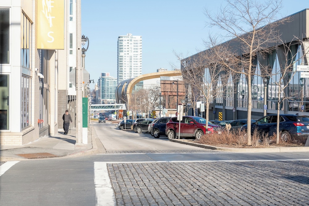 Brewery District Apartment Near Fiserv with Rooftop, Gym, and Parking