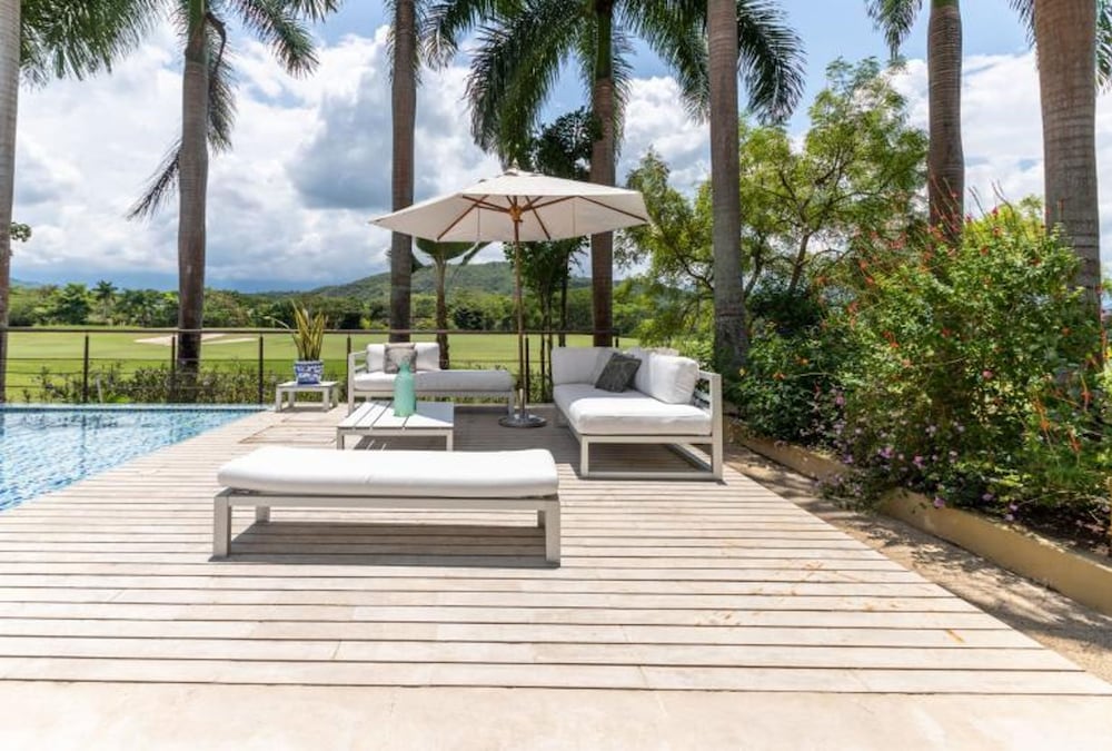 w Amazing 4BR Villa w Pool at Mesa de Yeguas