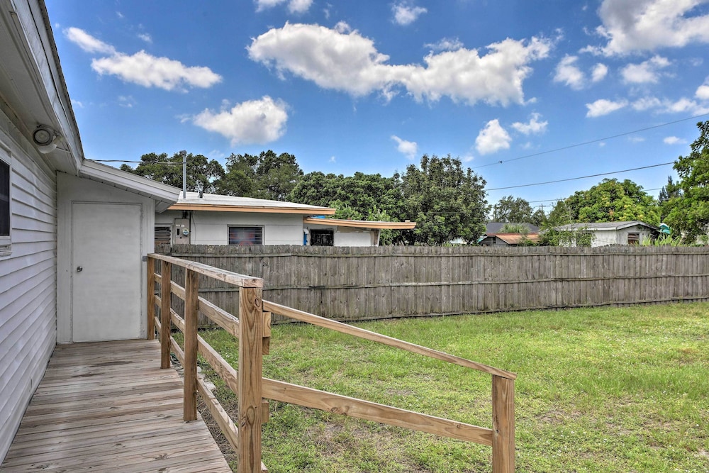 Central Sarasota Home: 8 Mi to Siesta Key! view 5