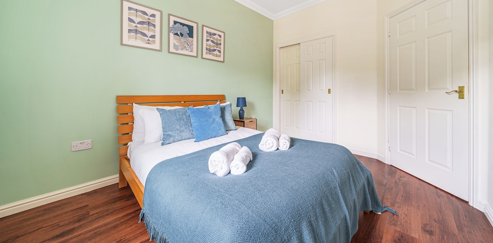 Elvetham Rise Apartment By REDWOOD STAYS view 4