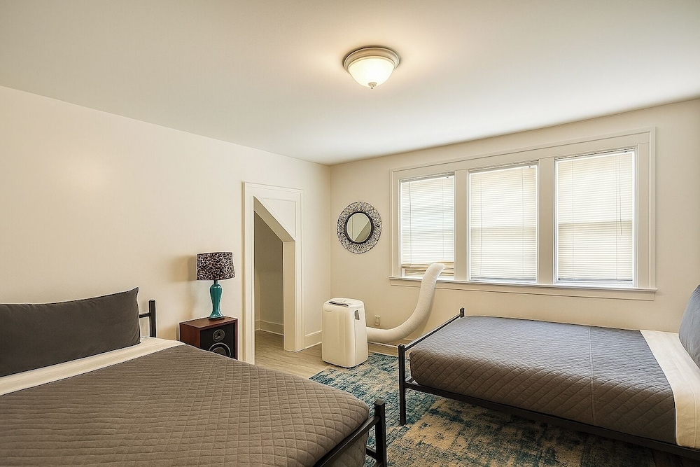 Detroit 4BR Home Bathtub & Pet Friendly Stay
