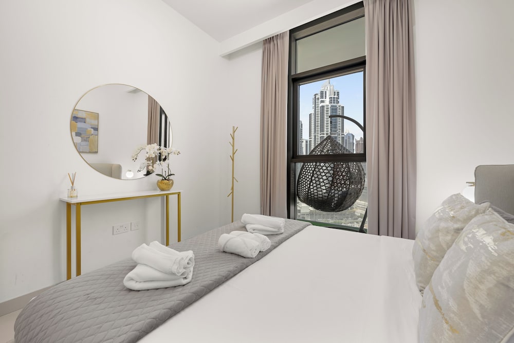 Delujo Stays – Burj Crown Collection