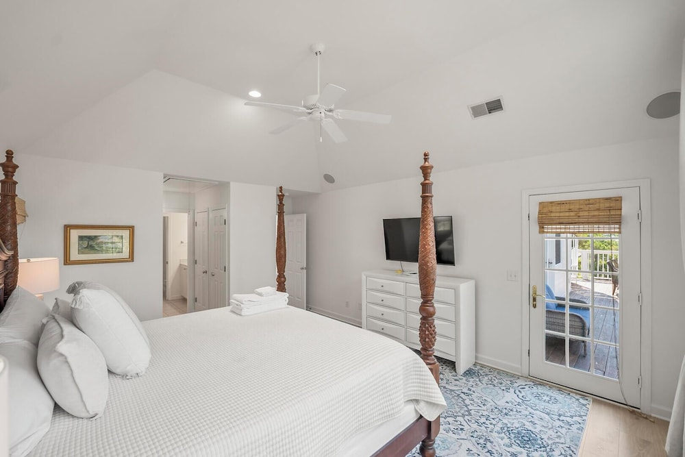 723 Seahorse Road - Newly Renovated, 5-bedroom Oceanside Home