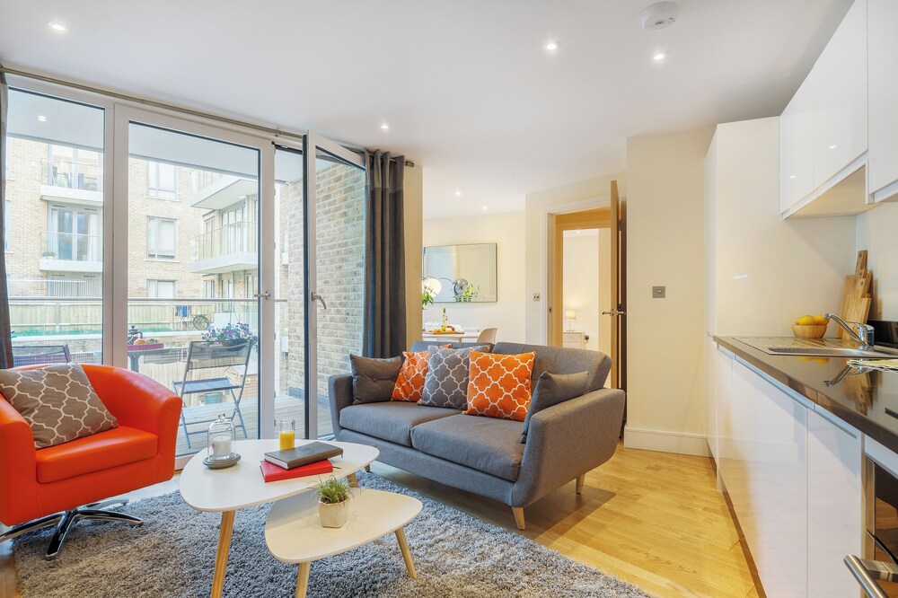 Two Bedroom Apartment in Limehouse