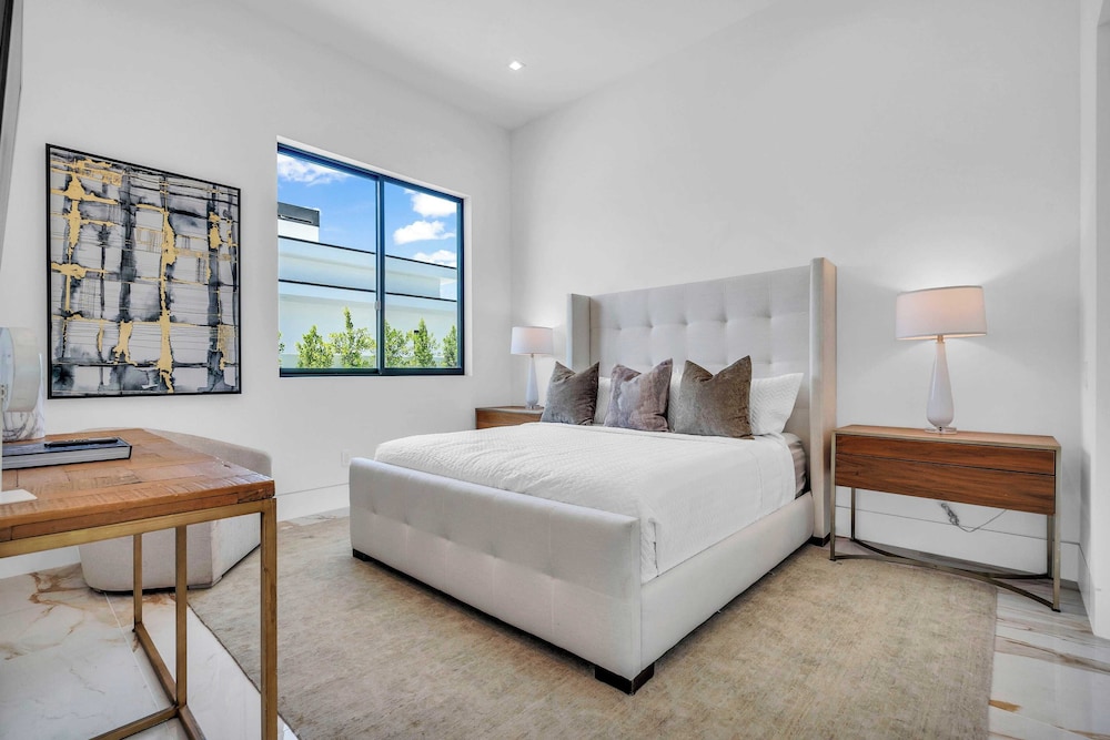 Luxury Retreat Pool, Putting Green + Pickleball Sleeps 17 Bravo Villa 8 by Avantstay