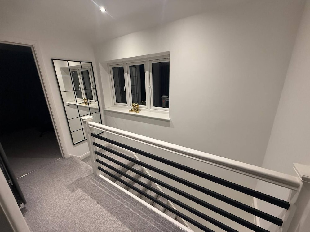 Luxury Retreat, Hot Tub, SK Massage Bed & Tesla