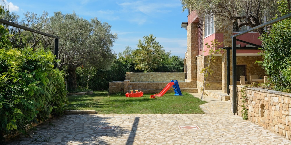 Maria Elena Villas