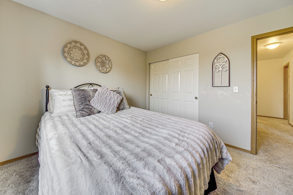 Spacious Yard & Deck: Home 8 Mi to Puget Sound!