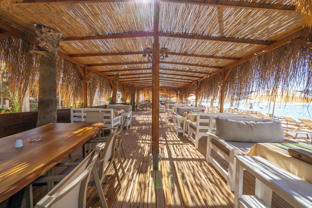Halikarya Hotel & Restaurant Beach
