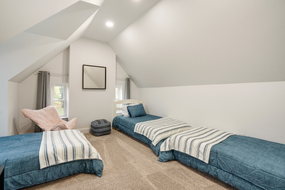 Family-friendly Hatfield Home: 3 Mi to Downtown! - Property Image 2